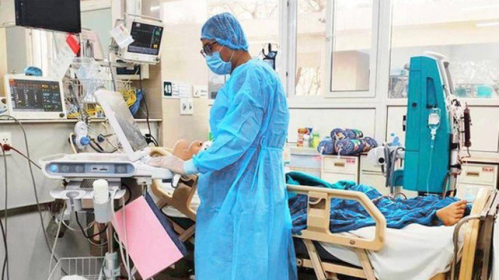 Lực lượng bác sĩ tuyến đầu tích cực điều trị các ca bệnh nặng.