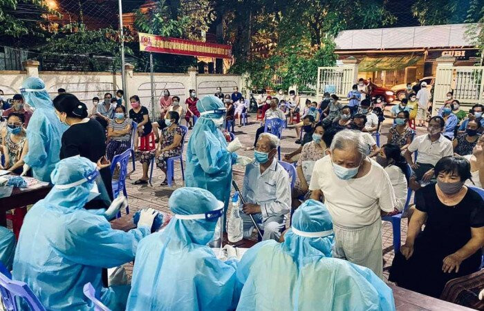 Số lượng ca mắc mới ghi nhận trong nước tính từ ngày 27/4 đến nay là 15.283 ca, trong đó có 4.621 bệnh nhân đã được công bố khỏi bệnh.