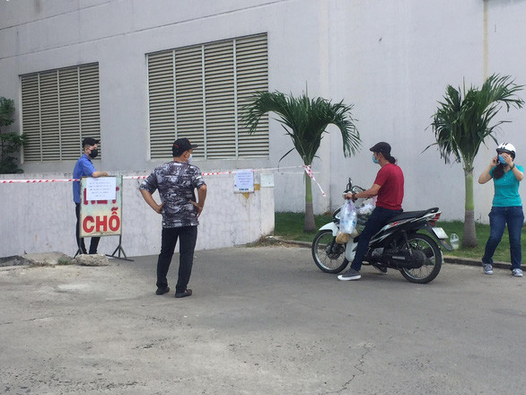 Block B chung cư 1050 tạm thời bị phong tỏa chiều 3/7 - Ảnh: TTO