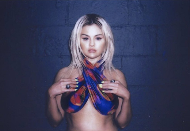 Mái tóc bạch kim cùng thần thái ngút ngàn càng giúp Selena Gomez trở nên nổi bật và quyến rũ hơn.