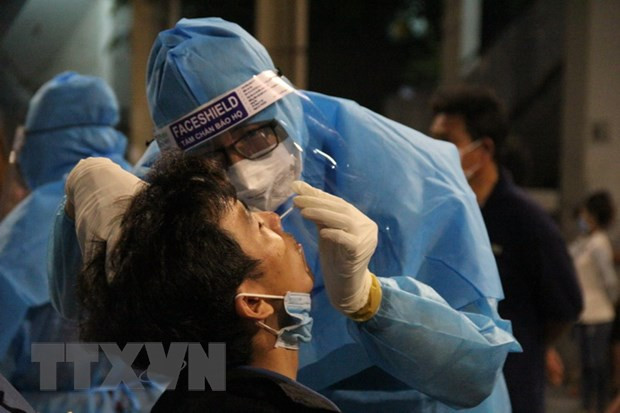 Lấy mẫu xét nghiệm COVID-19. (Ảnh: Văn Hướng/TTXVN)