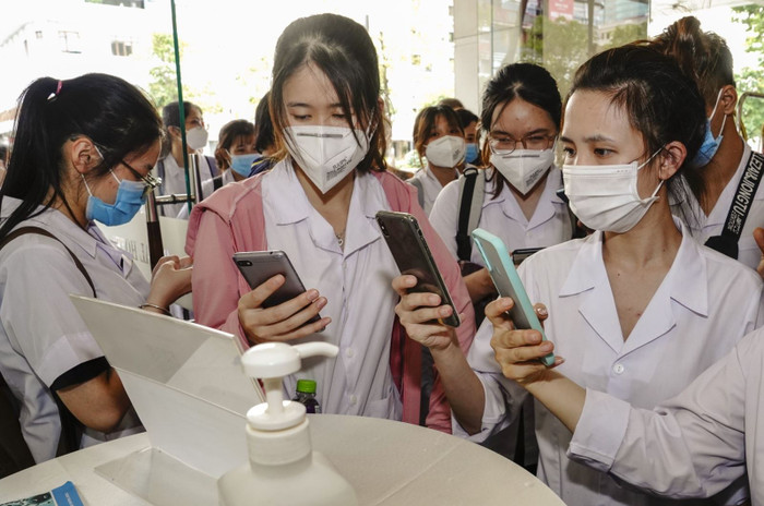 Đoàn quét mã QR để khai báo y tế khi nhận phòng tại khách sạn tại TP HCM.