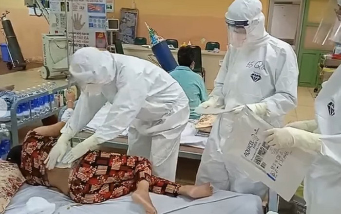 TP.HCM: Đi cấp cứu vì bỏng nước sôi, người phụ nữ phát hiện nhiễm Covid-19 Ảnh 2