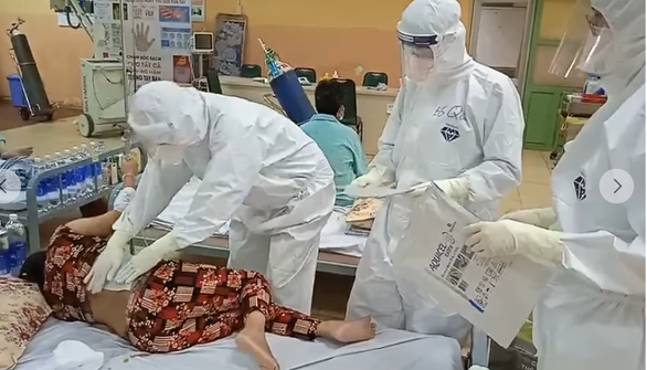 Nữ bệnh nhân đang được điều trị tại Bệnh viện điều trị Covid-19 Trưng Vương. Ảnh Người Lao Động