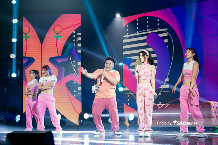 Nhìn trang phục năng động của Han Sara thì các fan girls nhìn cũng muốn mua để mặc theo