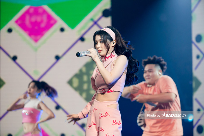Set đồ có dòng chữ Barbie bắt mắt rất hợp với vóc dáng nhỏ nhắn của Han Sara, phần trang phục của nữ ca sĩ lúc nào cũng ghi điểm với khán giả