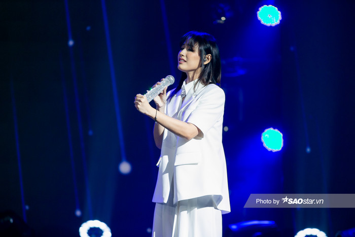 Cara ăn mặc kín đáo, chừng mực trong set đồ trắng trong vòng Đối Đầu của The Heroes