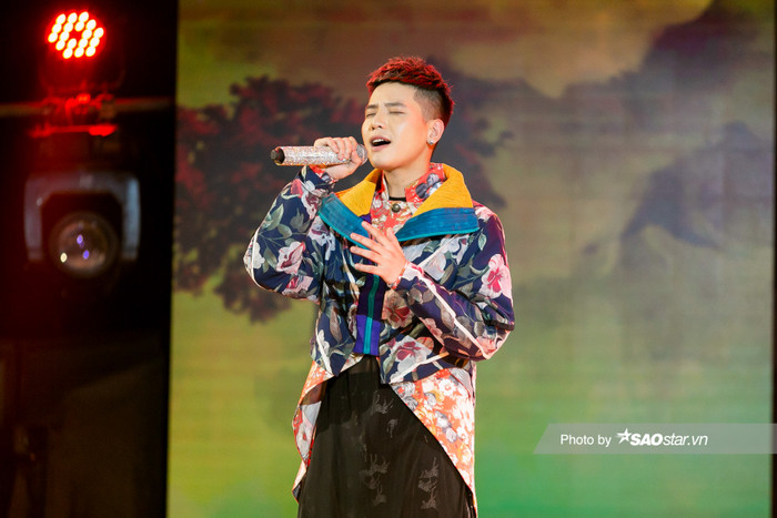 Đây là lần đầu tiên anh sử dụng hoạ tiết hoa lá trong chương trình.