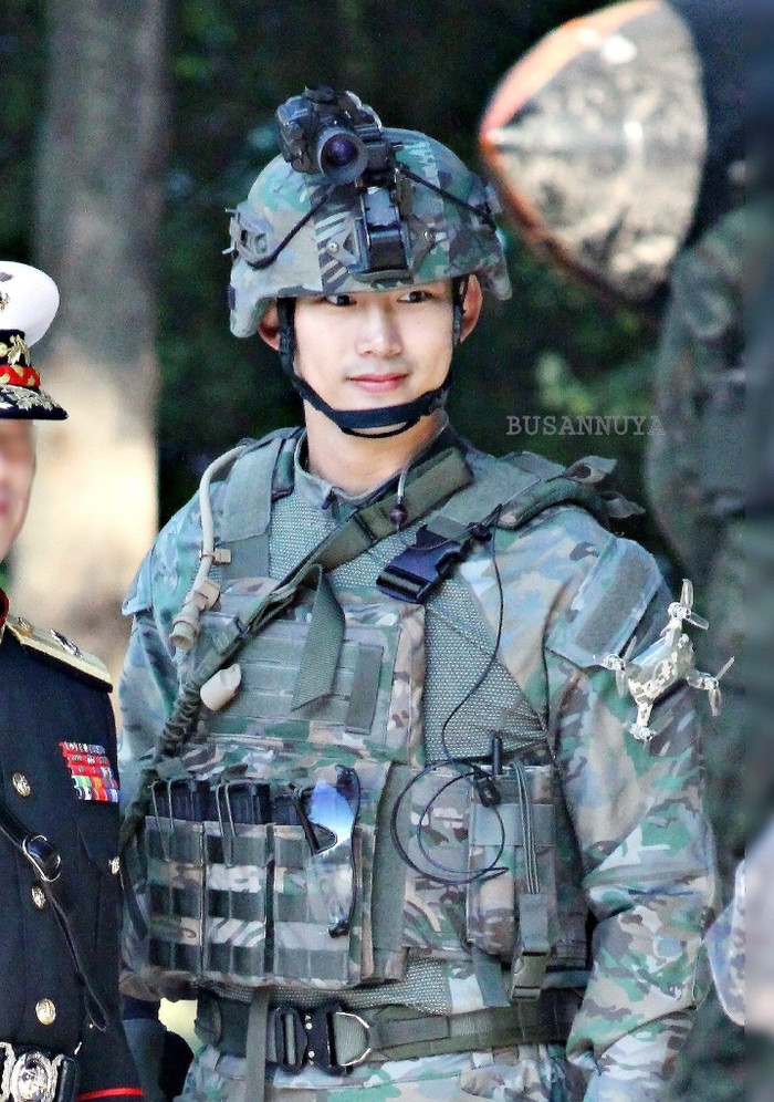 Những hình ảnh của Taecyeon trong quân ngũ trở thành chủ đề nóng trên các trang mạng Hàn Quốc.