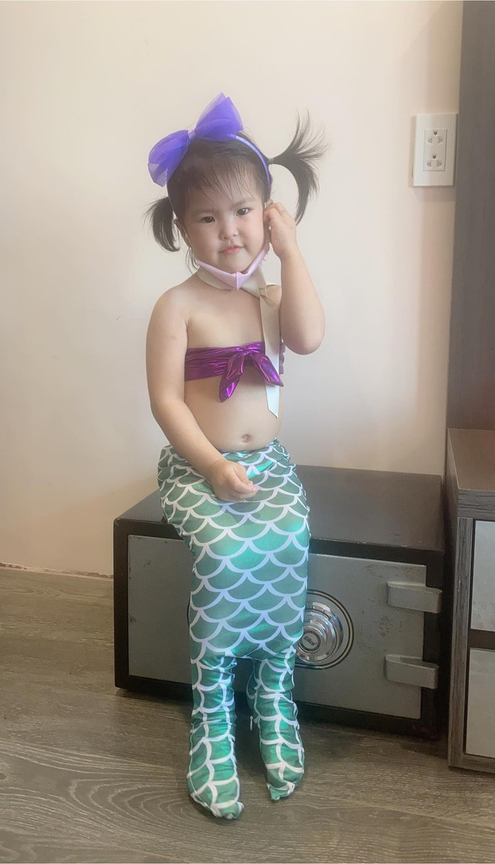 Lê Phương hài hước cho biết bộ trang phục này cô mua cho con gái hồi cô bé mới biết bò, 'giờ giò dài quá rồi nên giống như Nàng Tiên Cá mang boot'.