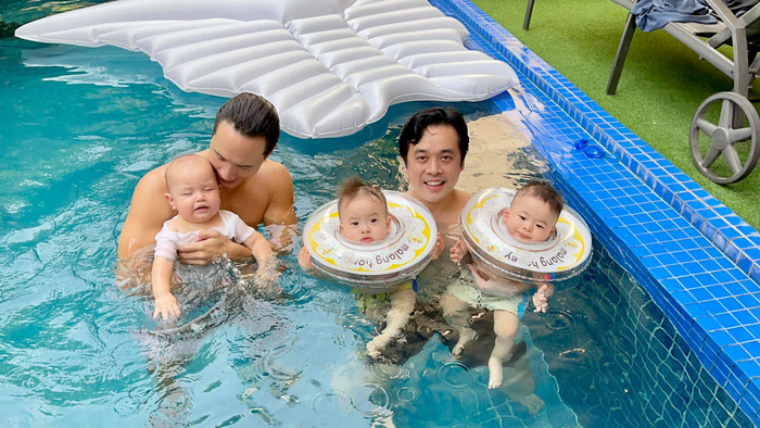 Biểu cảm của 'cây hài' Leon khi tắm hồ bơi cùng cặp song sinh nhà Dương Khắc Linh khiến ai nhìn cũng phì cười vì quá đỗi đáng yêu.