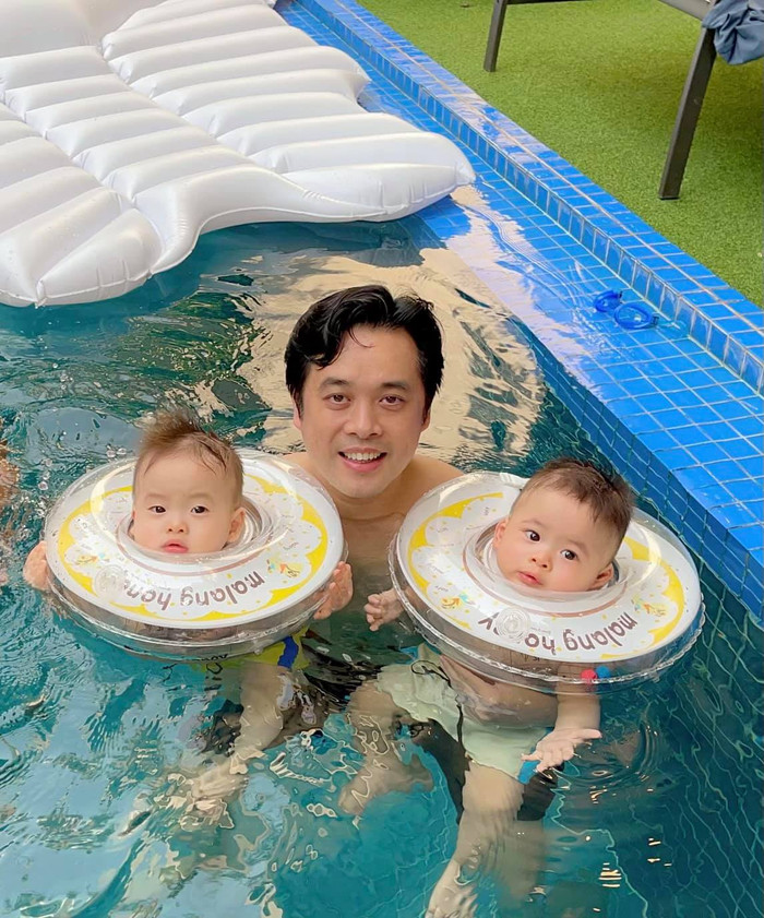 Nhân dịp cuối tuần, Dương Khắc Linh đã đưa cặp sinh đôi Mickey - Jerry nhà mình sang nhà Hà Hồ - Kim Lý chơi.