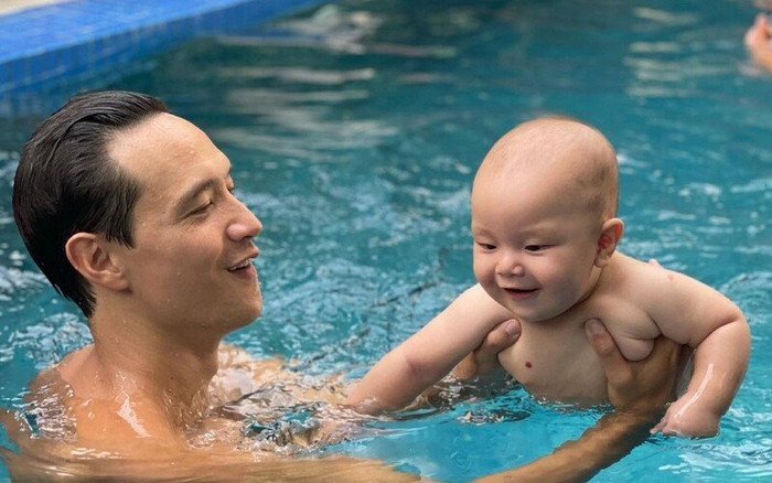 Dương Khắc Linh khoe ảnh đi bơi cùng con nhưng biểu cảm của bé Leon mới là điều netizen phân tích Ảnh 2
