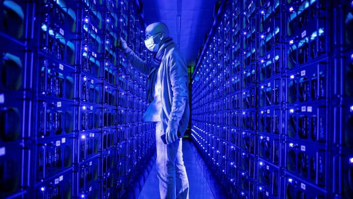 Nhiều mỏ đào bitcoin lớn đang tính đến việc rời Trung Quốc. Ảnh: Financial Times