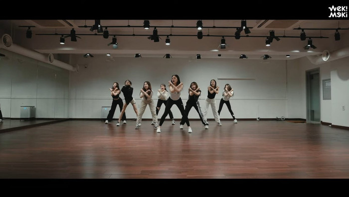 Weki Meki tung bản cover 'siêu hit gen 2' Bang! khiến kí ức các fan sống lại Ảnh 3