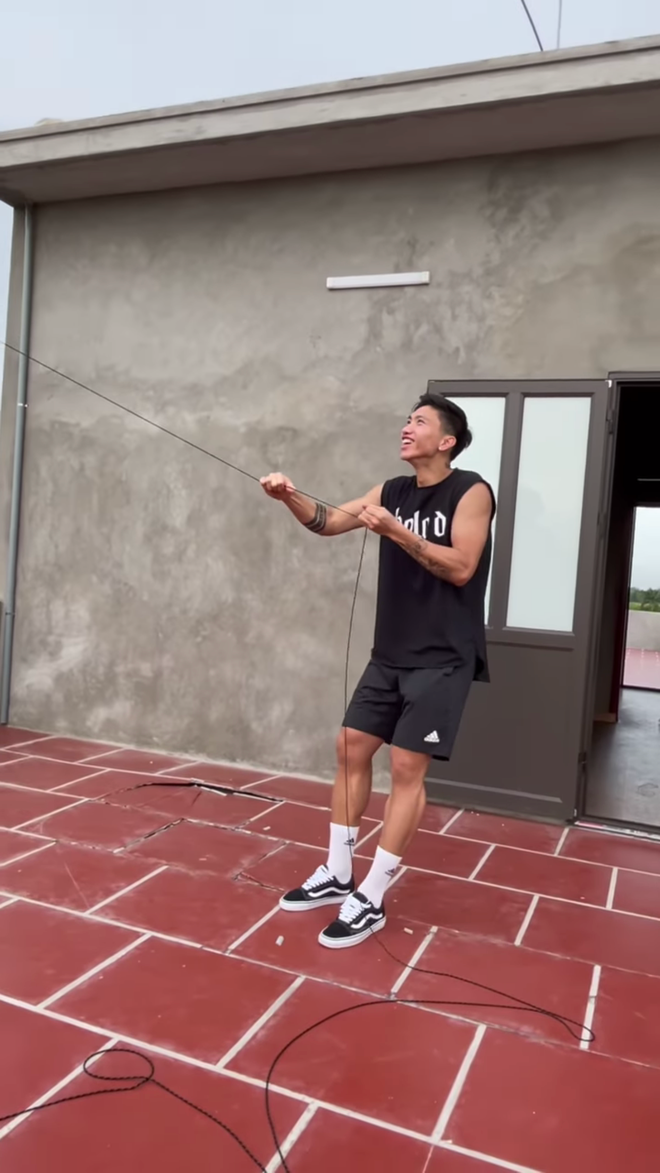 Đoàn Văn Hậu chỉ ở nhà thả diều nhưng body 'cực phẩm' mới là điều làm chị em 'rụng rời' Ảnh 5