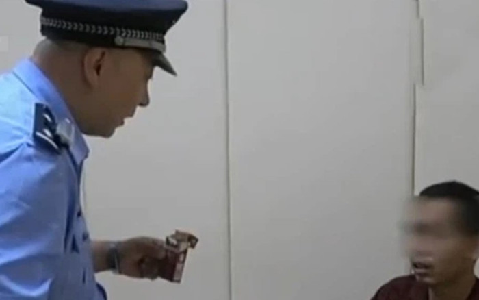 Nhặt bao thuốc lá ven đường, người đàn ông vô tình tự đẩy mình vào tù Ảnh 2