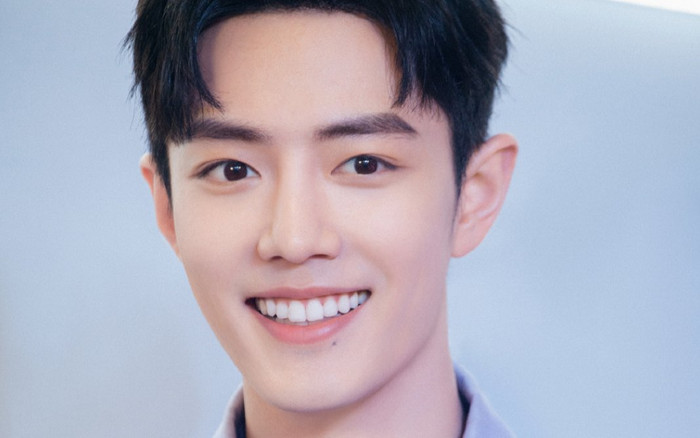 Tiêu Chiến ghi điểm khi cẩn thận đọc thư của fan tại sân bay Ảnh 2