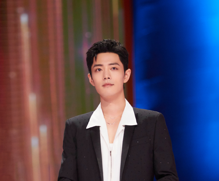 Tiêu Chiến ghi điểm khi cẩn thận đọc thư của fan tại sân bay Ảnh 6