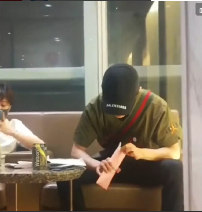 Tiêu Chiến ghi điểm khi cẩn thận đọc thư của fan tại sân bay Ảnh 4