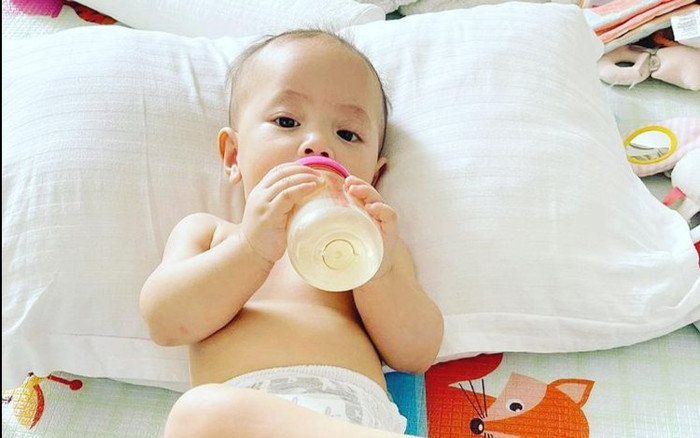 Lisa nhà Hà Hồ tự cầm bình sữa uống chứng tỏ mình là 'chị Ba' gương mẫu của cả nhà Ảnh 2