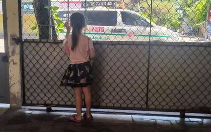 Nghe tiếng còi xe cấp cứu, bé gái chạy ra cổng để nhìn thấy bố từ xa gây xúc động Ảnh 2