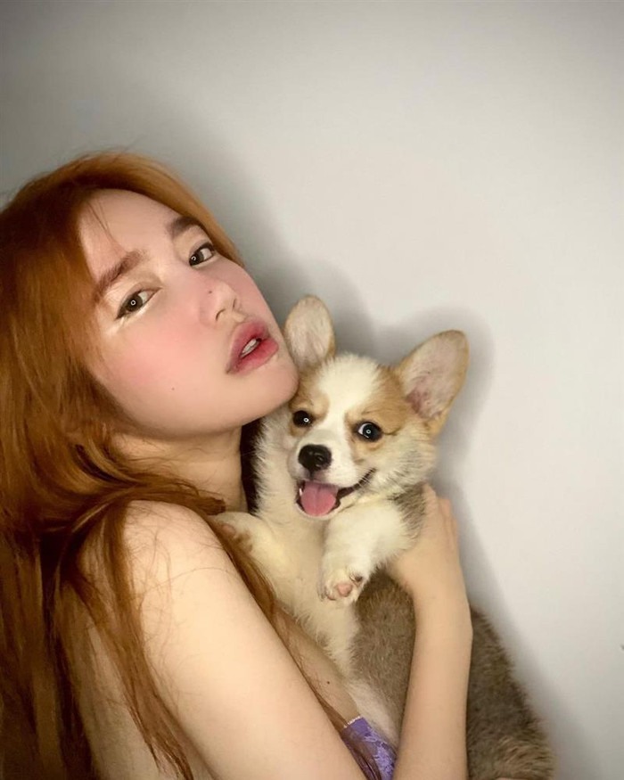 Đôi mắt hơi chút vô hồn, phần miệng và má hơi sưng...