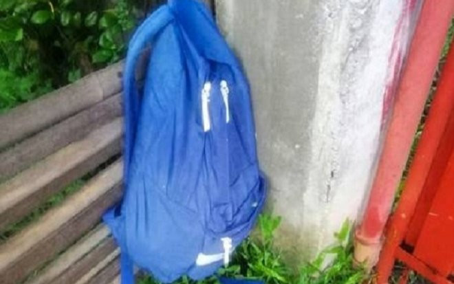 Phát hiện bé sơ sinh bị bỏ rơi trong ba lô treo trên hàng rào Ảnh 2