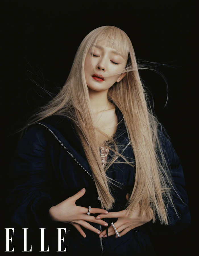 Tóc nhuộm vàng nổi bần bật với phần mái ngang lạ mắt