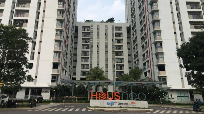 Phong toả chung cư Hausneo do liên quan ca nghi mắc COVID-19. Ảnh: Báo Giao thông