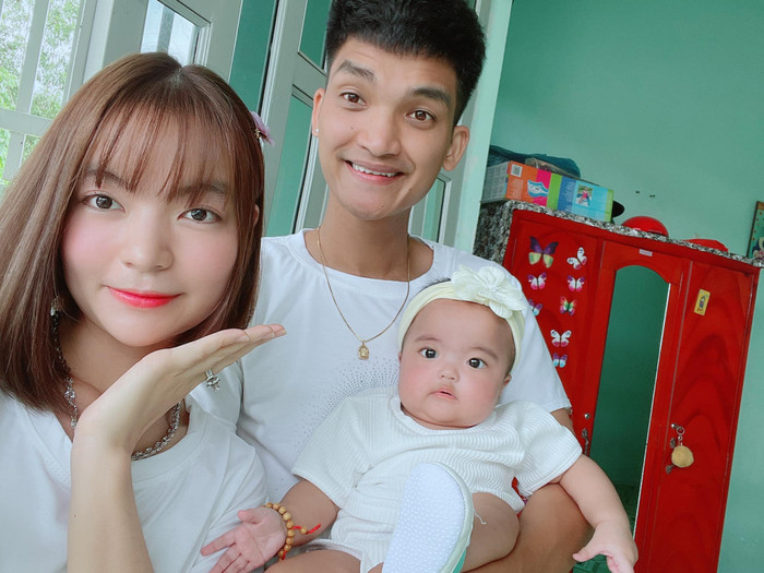 Mạc Văn Khoa bên bà xã Vy Pumpe và con gái Minnie.