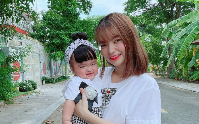 Con gái Mạc Văn Khoa đội tóc giả, cười toe toét tạo dáng chụp hình cực yêu 'đốn tim' dân mạng Ảnh 2