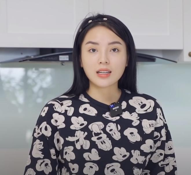 Thay cho nét đẹp sắc lạnh, thần thái là một gương mặt tròn vành vạnh...