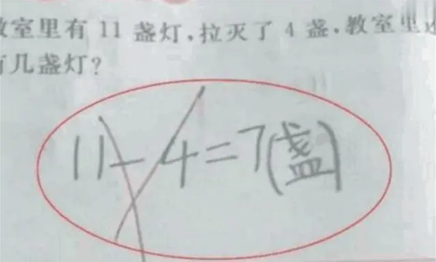 Bài toán '11 - 4 = 7' bị gạch sai khiến phụ huynh hoang mang, đến lúc nghe giải thích mới ngỡ ngàng Ảnh 1