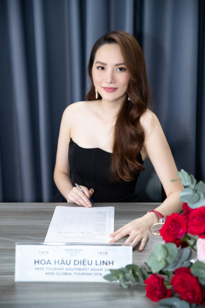 Hoa hậu Phạm Diệu Linhxinh đẹp đi chấm thi nhan sắc