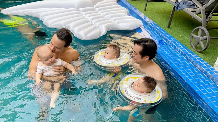 Trước đó, trên trang cá nhân của Dương Khắc Linh, nam nhạc sĩ cũng đã chia sẻ loạt ảnh cùng Kim Lý cho Leon và Mickey - Jerry tắm hồ bơi.