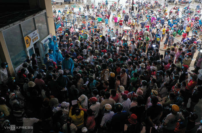 Có khoảng 2000 tiểu thương tham gia lấy phiếu, xét nghiệm Covid- 19 trong hôm nay (5/7). Ảnh: VNE