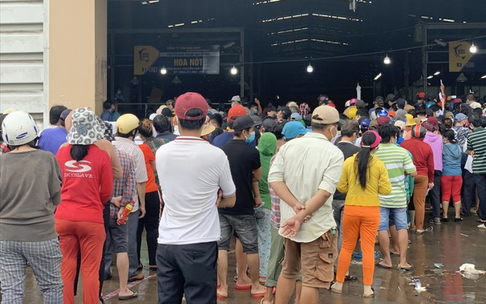 Tiểu thương chợ Bình Điền chen lấn, không đảm bảo khoảng cách an toàn khi lấy mẫu xét nghiệm Covid-19 Ảnh 2