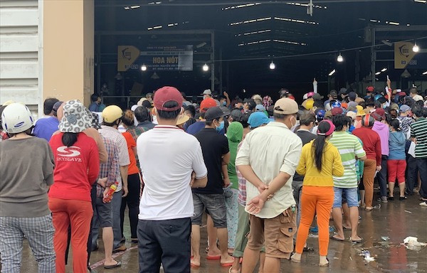 Các tiểu thương không đảm bảo giãn cách phòng dịch Covid-19. Ảnh: C.N/Facebook