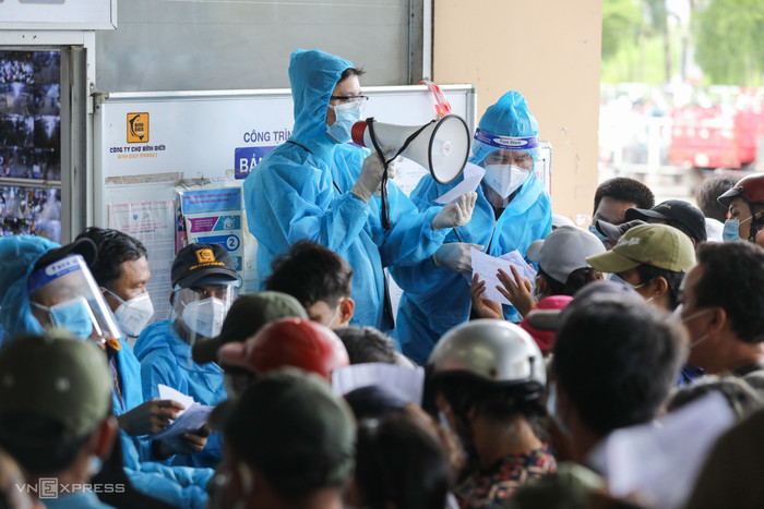 Khoảng 15h, việc trả kết quả xét nghiệm lúc sáng diễn ra. Ảnh: VNE