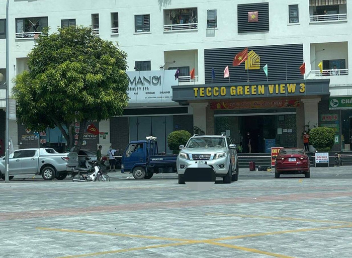 Lực lượng chức năng phong tỏa chung cư sau khi có ca nhiễm Covid - 19.