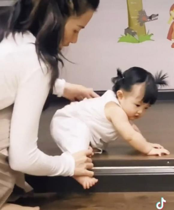 Thế là Đông Nhi lại tận tình chỉ cách cho con trèo xuống an toàn.