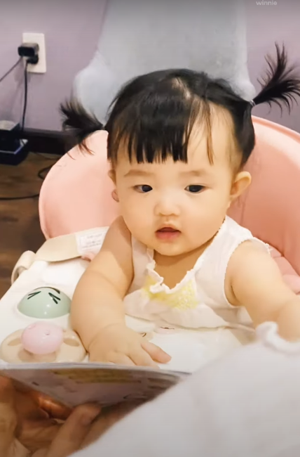 Trong clip, Đông Nhi cùng con gái đọc truyện tranh.