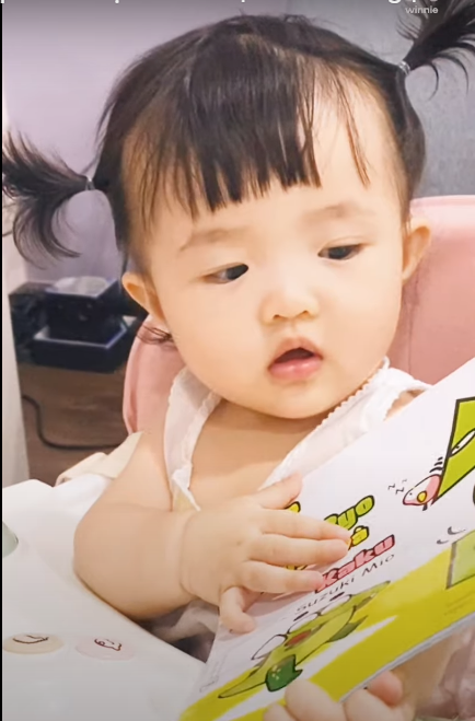 Cô nàng Winnie vô cùng hứng thú với cuốn sách đủ màu sắc nên cứ liên tục đưa vào miệng như muốn nếm thử.