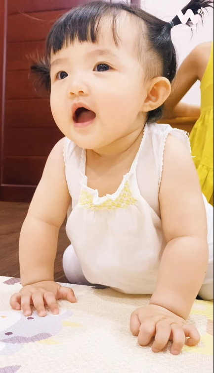 Vì con gái cứ đòi 'cạp sách' nên Đông Nhi đành thả Winnie xuống dưới sàn nhà để cô bé bò đi chơi.