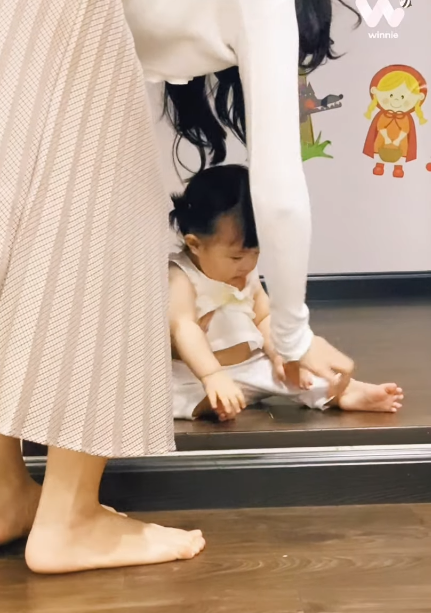 Lúc này Đông Nhi liền xuất hiện để cổ vũ con gái.