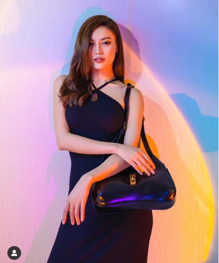 Bộ ảnh thời trang tại gia với màu đèn hoàng hôn đang rất là được lòng giới trẻ hiện nay và Lan Ngọc cũng bắt trend theo