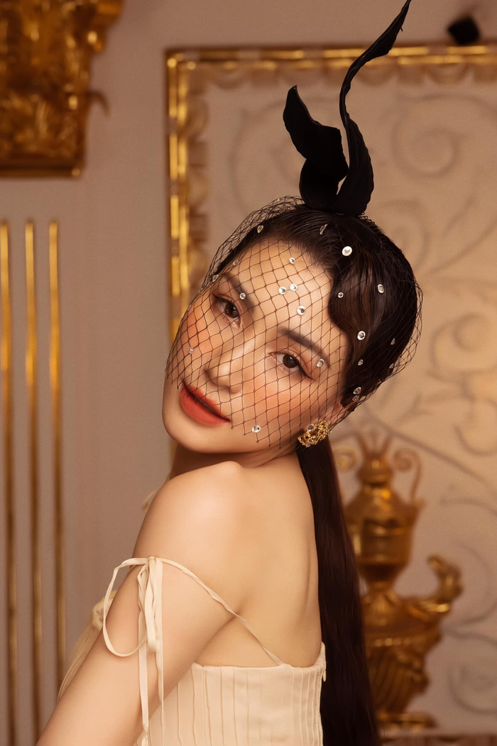 Hòa Minzy bày tỏ nỗi sợ khi đăng ảnh con trai lên mạng xã hội, dân tình người an ủi kẻ mỉa mai.