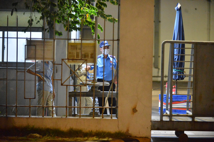 Ông Khổng Minh Tuấn - Phó Giám đốc CDC Hà Nội - đề nghị, tại thời điểm này các nhà máy sản xuất của công ty nên giảm số lượng công nhân trong sản xuất, để lượng người trong một ca có khoảng cách 1,5 - 2m. Với số lượng 1.500 công nhân ở lại, nhà máy phải tuân thủ các biện pháp phòng chống dịch.