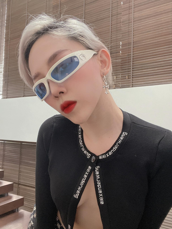 Cận cảnh kính mát và phụ kiện bông tai sành điệu của nữ ca sĩ